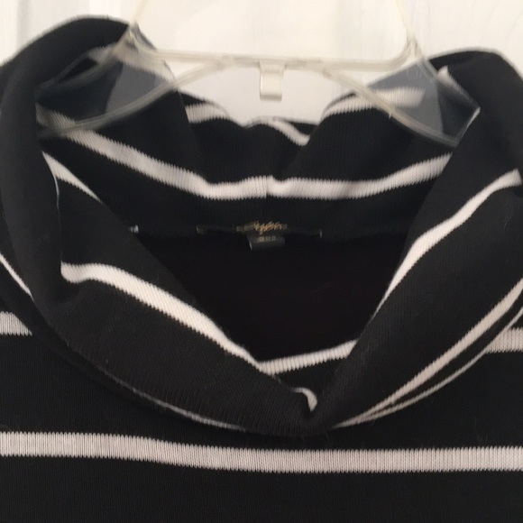 🌻 Black & white striped sleeveless tunic. - Picture 2 of 2